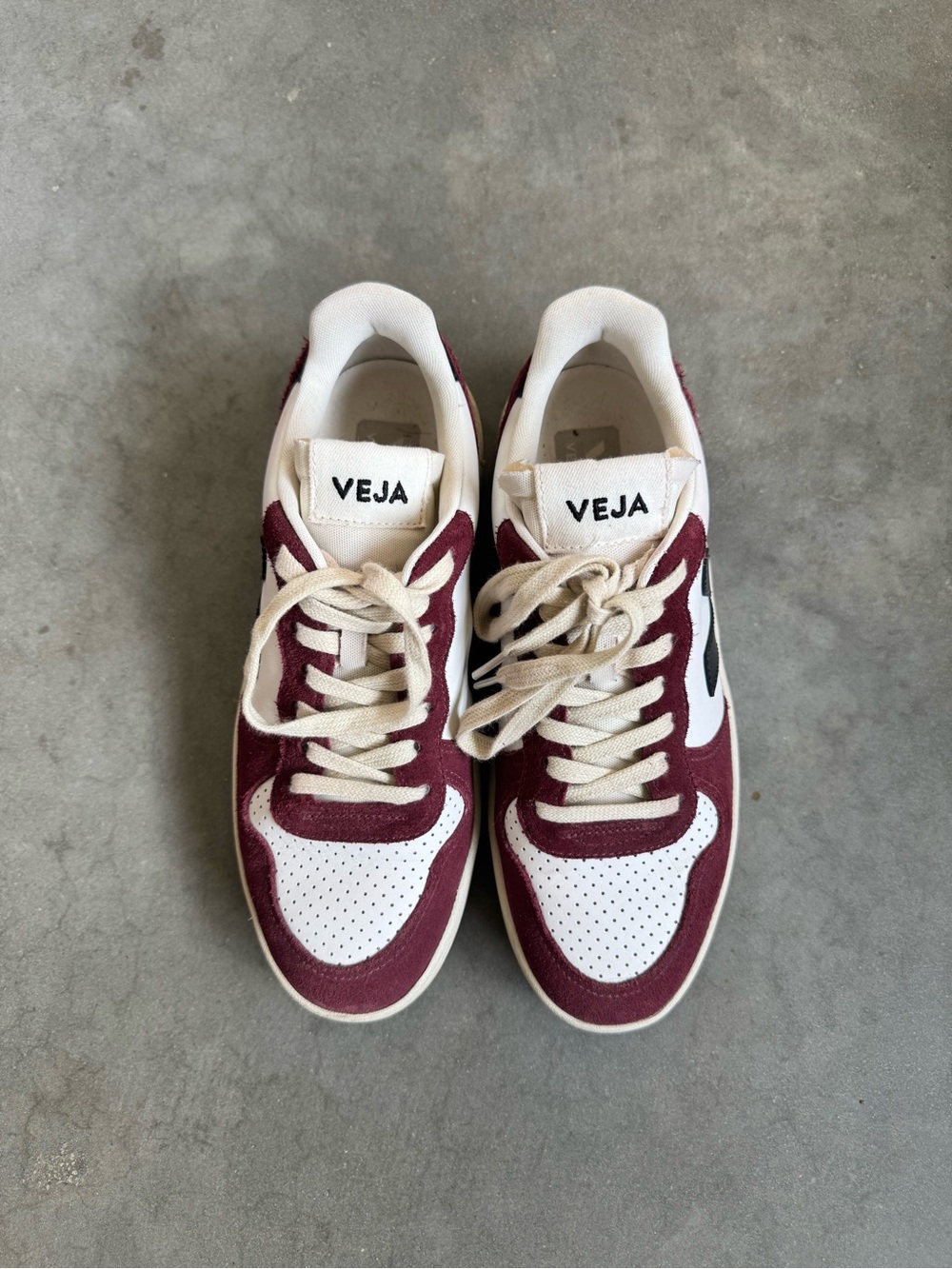 Veja V-10 Sneakers in white, black and amarante - Picture 2 of 4